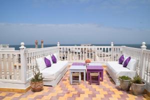 索维拉里亚德萨塔娜庭院旅馆的白色阳台配有紫色枕头和桌子