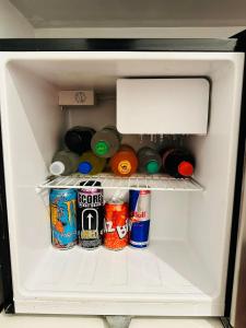 阿里卡Le Prince Arica的装满饮料和苏打水罐的冰箱