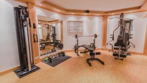蒂罗尔-泽费尔德Appartement- und Wellnesshotel Charlotte - 3 Sterne Superior的健身房,配有跑步机和健身器材