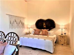 萨尤利塔Villa Amor的一间卧室配有一张带大床头板的床