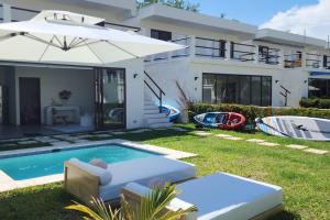 La PazVilla frente a estero con piscina en Costa del Sol的一座带游泳池和房子的别墅