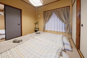 横滨R-house 2nd - Vacation STAY 14825的一间卧室设有一张大床和窗户