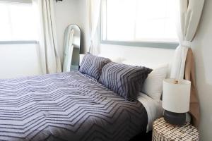 斯普林菲尔德Northbank Loft的卧室内的一张床位,配有窗户和灯