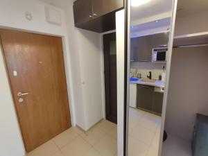 华沙Top Apartamenty Centrum - Rondo ONZ的厨房设有棕色的门和水槽