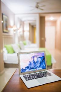 拉克鲁斯RF阿斯托利亚酒店 - 仅限成年人的客厅里的一台笔记本电脑坐在桌子上