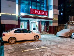 ComillaQ Palace的宫殿前停车场的白色汽车
