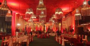ComillaQ Palace的大房间装满了桌子和吊灯