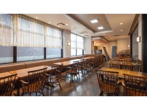 白山市Matto Terminal Hotel - Vacation STAY 98884v的用餐室设有桌椅和窗户。