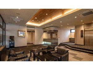 白山市Matto Terminal Hotel - Vacation STAY 98884v的大堂设有皮革家具和等候室