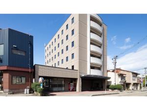 白山市Matto Terminal Hotel - Vacation STAY 98884v的街道前高大的白色建筑