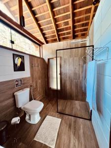 ManacapuruCirandeira Amazon World EcoResort的一间带卫生间和淋浴的浴室