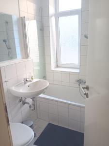 杜塞尔多夫Spacious 70sqm apt in popular location的白色的浴室设有水槽和卫生间。