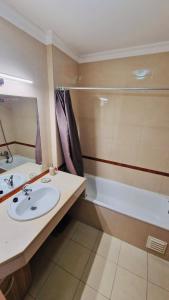 波尔蒂芒Sofiamarholidays- Casa levante的浴室配有盥洗盆和浴缸。