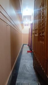 普里Sushamalay Guest House At Sea Beach, Puri的走廊设有木门,走廊设有走廊