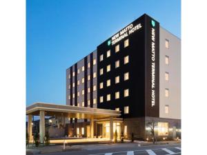 白山市New Matto Terminal Hotel - Vacation STAY 01873v的一座黑色建筑和一个停车场