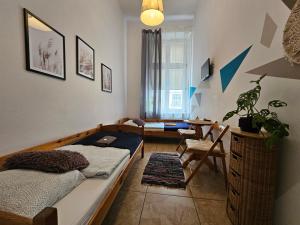 华沙Deja Vu Hostel的一间卧室配有一张床、一把椅子和一张桌子