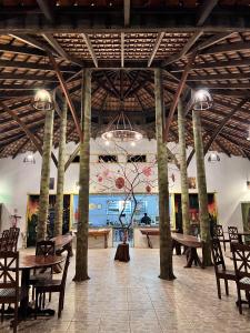 ManacapuruCirandeira Amazon World EcoResort的大型客房配有桌椅和壁画