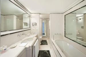 波西塔诺圣彼得波西塔诺酒店的白色的浴室设有浴缸和水槽。
