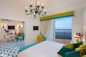 波西塔诺圣彼得波西塔诺酒店的一间卧室配有一张床,享有海景