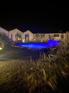Montalbano IonicoMasseria Crocco的夜晚在院子里的蓝色灯光游泳池