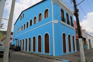 São FélixConforto e bom gosto no Recôncavo da Bahia.的蓝色的建筑,街上有很多窗户