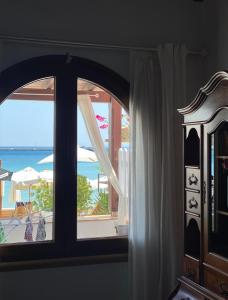 毕达哥利翁Beachfront House Pythagorion的客房设有海景窗户。