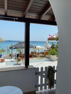 毕达哥利翁Beachfront House Pythagorion的从度假村的阳台上可欣赏到海滩景色