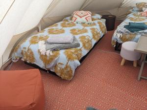 雷克瑟姆Belle tent 2的帐篷内带两张床的房间
