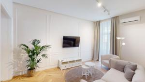 里耶卡MATE的白色的客厅配有沙发和桌子
