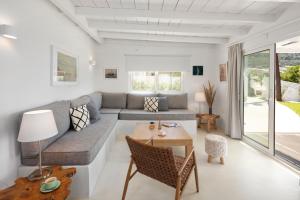 派莱卡斯Casa Sabbia 10m from the beach的客厅配有沙发和桌子