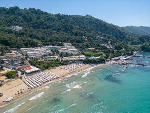 派莱卡斯Casa Sabbia 10m from the beach的享有海滩空中美景和度假胜地
