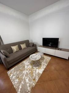 梅斯特Casa di sara的带沙发和电视的客厅