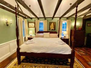 塞伦Silsbee's by Daniels House的卧室配有带白色床单的天蓬床