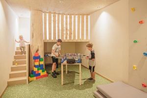 瓦尔奥纳的圣乔凡尼Apartments Silva Alpenblick的两个孩子在游戏室玩桌