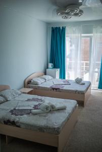 科布列韦Del Mar Koblevo的一间卧室配有两张带毛巾的床