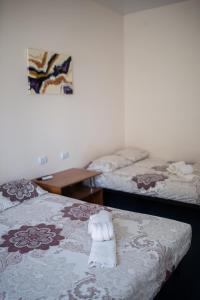 科布列韦Del Mar Koblevo的酒店客房,配有两张床和床上的一条毛巾