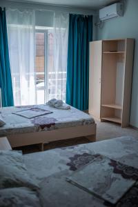 科布列韦Del Mar Koblevo的一间卧室设有两张床和窗户。