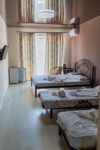 科布列韦Del Mar Koblevo的带三张床和窗户的客房