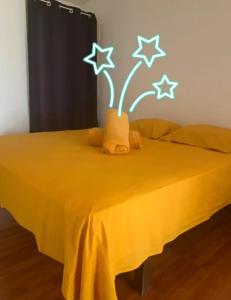 MahinaPacific Lodge的一张黄色床单,上面有星星