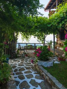 帕莱斯潘蒂雷蒙美梦旅馆的一个带石头步道的花园,带长凳和鲜花