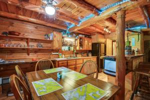 Charming Wellesley Island Cabin Near State Parks的小屋内的厨房配有桌椅