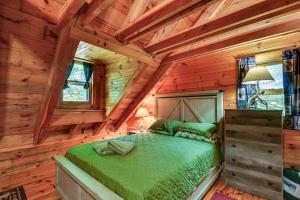 Charming Wellesley Island Cabin Near State Parks的小木屋内一间卧室,配有一张床