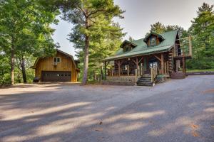 Charming Wellesley Island Cabin Near State Parks的一座大型木屋,树林里设有车库