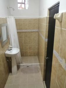 卡塔赫纳HOSTEL M&H的浴室配有盥洗盆、淋浴和卫生间