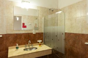 圣路易斯El Amparo Hotel的一间带水槽和镜子的浴室