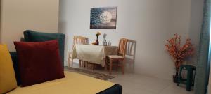 赫尔格达Villages road & promenade apartments的客厅配有桌椅、桌子和椅子