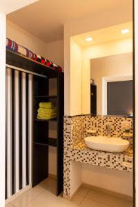 圣路易斯El Amparo Hotel的一间带水槽和镜子的浴室