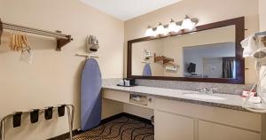 萨克拉门托北萨克拉门托贝斯特韦斯特必住普拉斯酒店的一间带水槽和大镜子的浴室