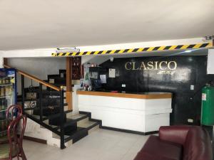 马尼萨莱斯Hotel Clasico的一间设有黑墙和现金柜台的餐厅