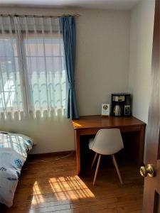 八王子市Guest house with host Takao SORA- Vacation STAY 13000的卧室配有书桌和靠窗的椅子